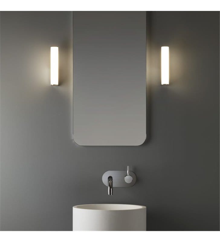 Chromowany kinkiet łazienkowy oświetlający lustro toaletkę Domino