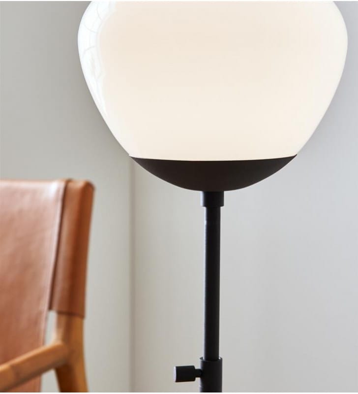 Lampa stołowa Rise czarna z regulowaną wysokością szklany klosz prosta forma projekt Monika Mulder Markslojd