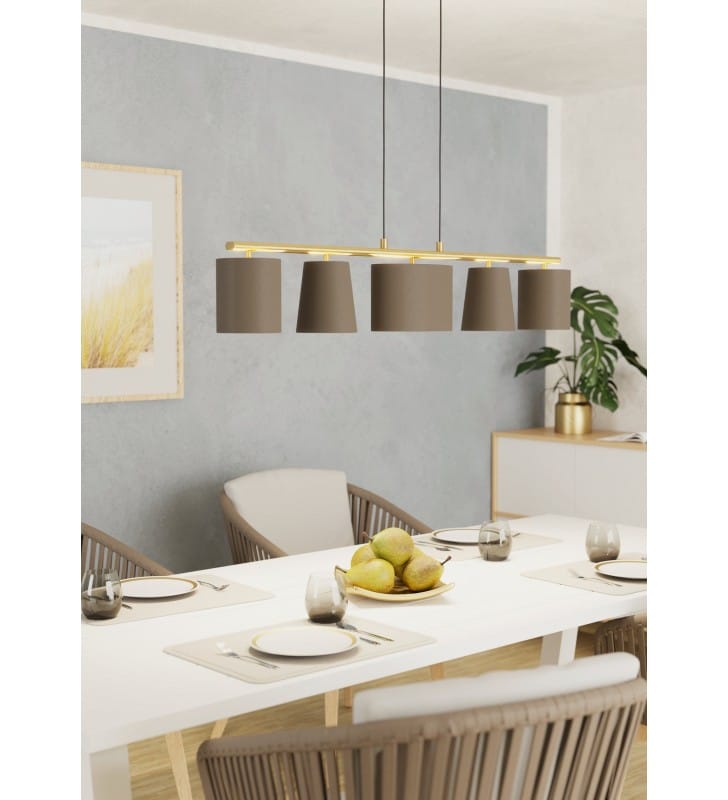Lampa wisząca nad długi stół z różnymi abażurami Almeida2 mosiądz materiał cappuccino 5xE14