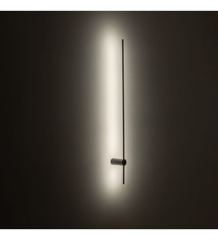 Minimalistyczny kinkiet pionowy Saber LED 3000K czarny z długim wąskim kloszem do salonu sypialni