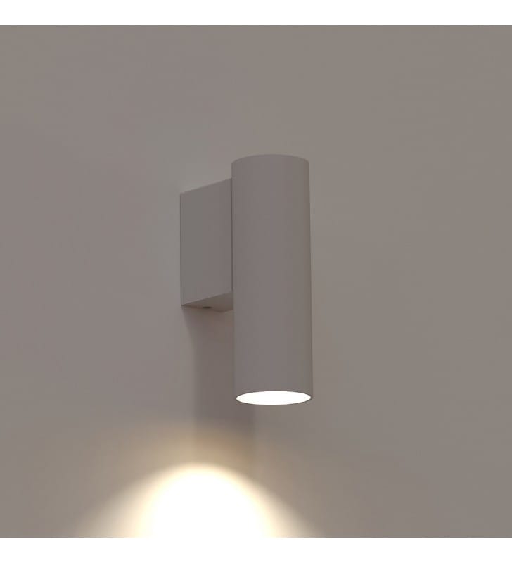 Mały biały kinkiet z metalu Fourty światło w dół styl minimalistyczny techniczny
